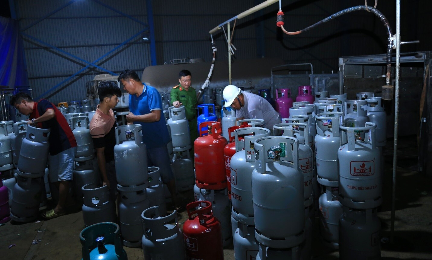 Nhiều vỏ chai gas của Pacific Petro bị sử dụng chiết nạp trái phép
